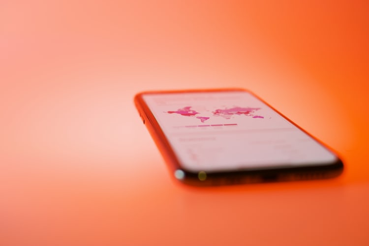 Teléfono móvil sobre una mesa